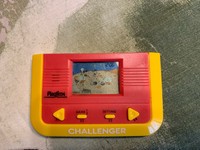 Challenger elektroniikkapelikone 1980-luvulta
