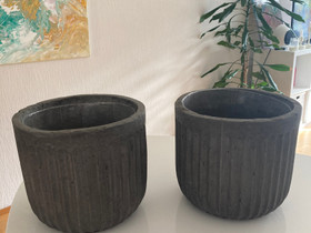 Kaksi isoa kukkaruukkua, Ruukut, kivet ja koristeet, Piha ja puutarha, Turku, Tori.fi Kaksi isoa kukkaruukkua, Ruukut, kivet ja koristeet, Piha ja puutarha, Turku, Tori.fi