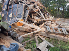 Polttopuuta noutaen kasasta, Muu piha ja puutarha, Piha ja puutarha, Lappeenranta, Tori.fi Polttopuuta noutaen kasasta, Muu piha ja puutarha, Piha ja puutarha, Lappeenranta, Tori.fi