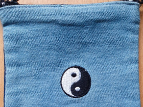 Pieni Jin & jang pussukka, Laukut ja hatut, Asusteet ja kellot, Kajaani, Tori.fi Pieni Jin & jang pussukka, Laukut ja hatut, Asusteet ja kellot, Kajaani, Tori.fi