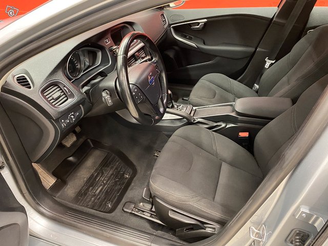 Volvo V40 13