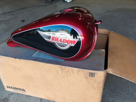 Honda shadow 1100 tankki, Moottoripyörän varaosat ja tarvikkeet, Mototarvikkeet ja varaosat, Kempele, Tori.fi Honda shadow 1100 tankki, Moottoripyörän varaosat ja tarvikkeet, Mototarvikkeet ja varaosat, Kempele, Tori.fi