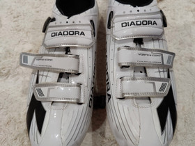 Diadora pyöräilykengät 47 ja shimano lukkopolkimet, Pyörätarvikkeet ja kypärät, Polkupyörät ja pyöräily, Kuopio, Tori.fi Diadora pyöräilykengät 47 ja shimano lukkopolkimet, Pyörätarvikkeet ja kypärät, Polkupyörät ja pyöräily, Kuopio, Tori.fi