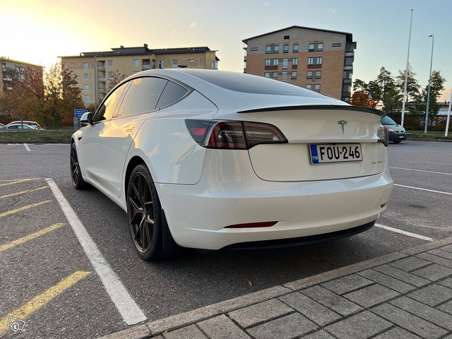 Tesla Model 3 6