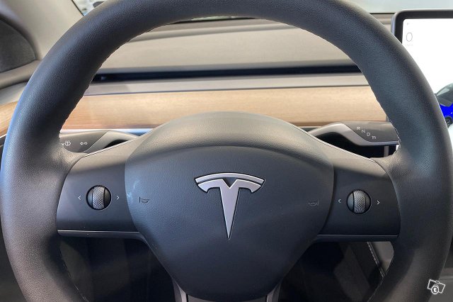 Tesla Model Y 13