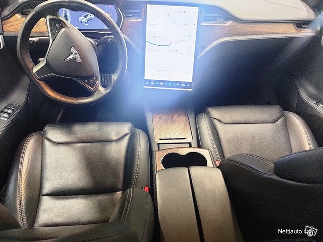 Tesla Model S 8