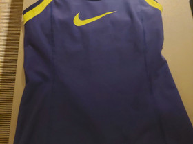 Nike toppi, Vaatteet ja kengät, Raasepori, Tori.fi Nike toppi, Vaatteet ja kengät, Raasepori, Tori.fi