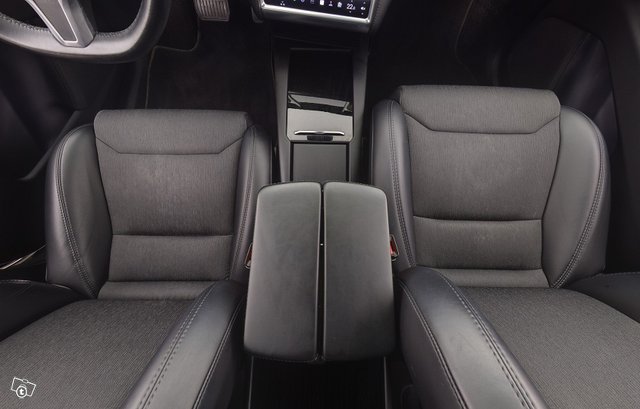 Tesla Model X 8