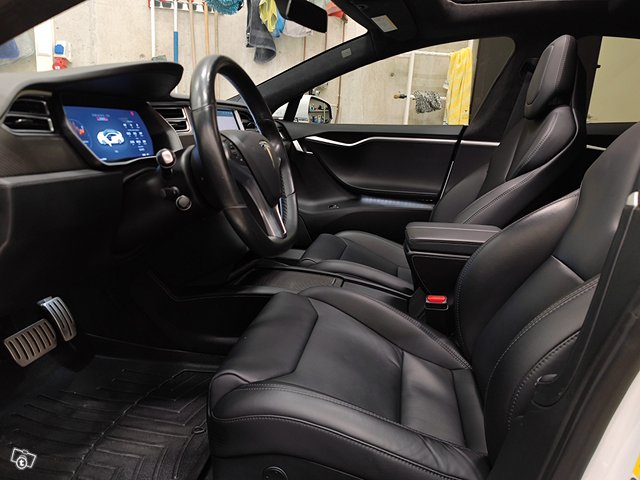 Tesla Model S 9