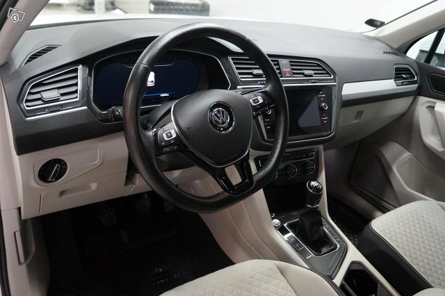VOLKSWAGEN Tiguan 8