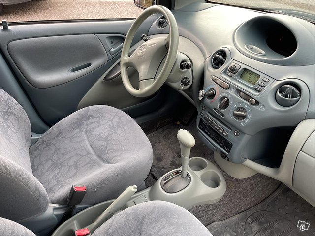 Toyota Yaris 8