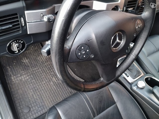 Mercedes-Benz GLK 350 13