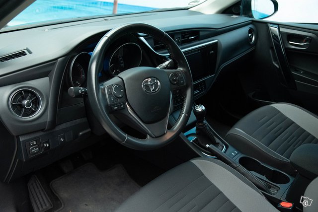 TOYOTA AURIS 9