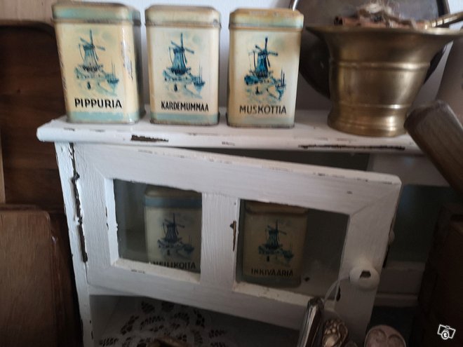 Antiikkiset maustepurkit