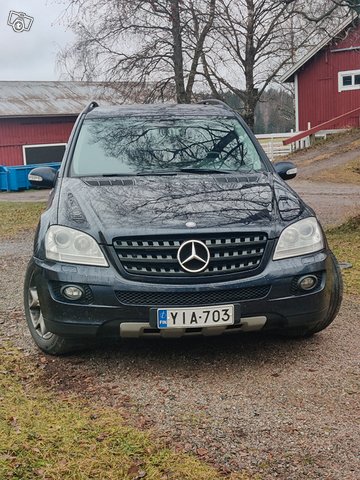 Mercedes-Benz 320 2