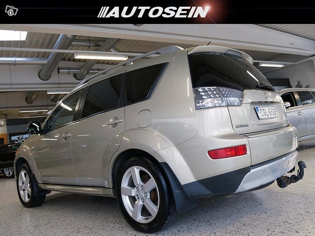 Mitsubishi Outlander 4