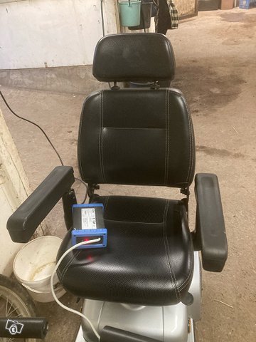 Senioriskootteri/Sähkömopo Invacare leo 3