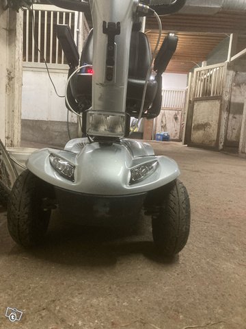 Senioriskootteri/Sähkömopo Invacare leo 2