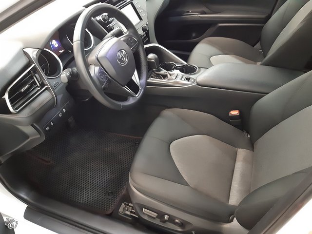 Toyota Camry 4
