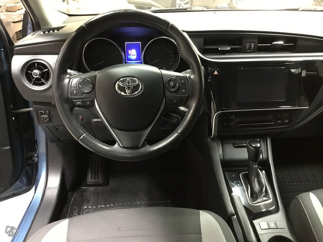 TOYOTA AURIS 7