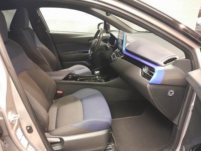 TOYOTA C-HR 9