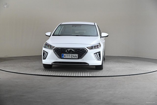 Hyundai Ioniq Hybrid 3