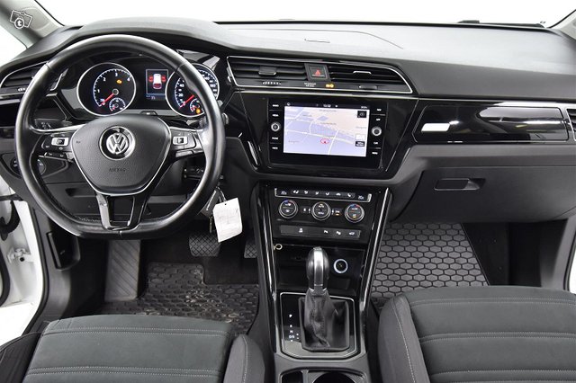 VOLKSWAGEN Touran 13