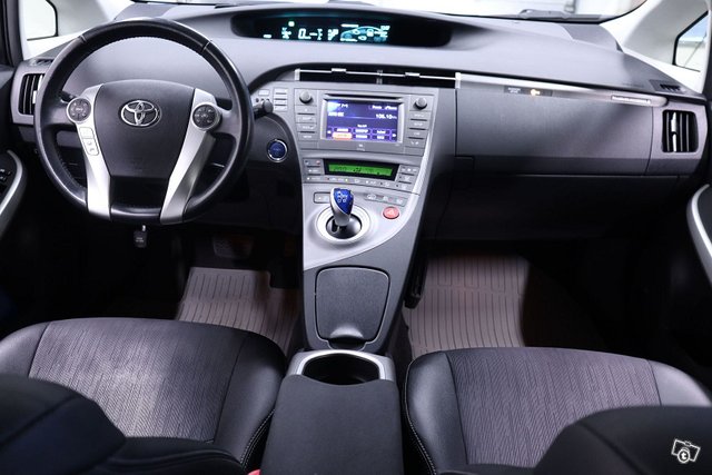 Toyota Prius PHEV 7