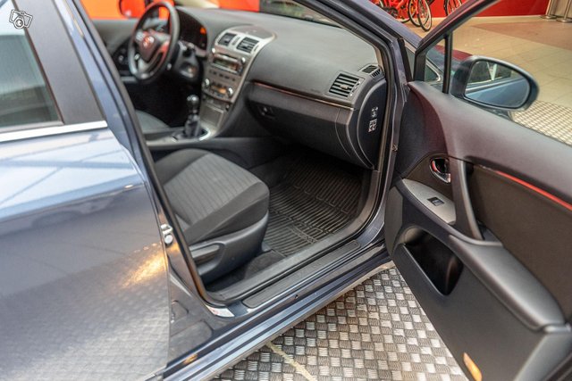 Toyota Avensis 12