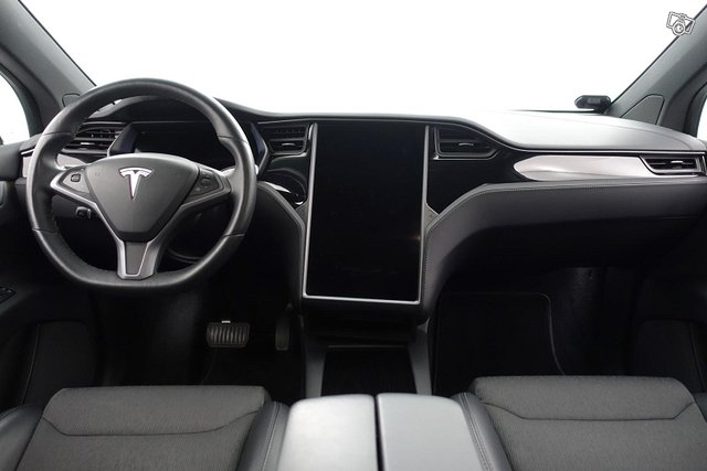 Tesla Model X 21