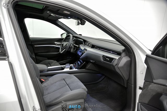 Audi E-tron 17