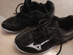 Mizuno sisäpelikengät 36, Pallopelit, Urheilu ja ulkoilu, Kaarina, Tori.fi Mizuno sisäpelikengät 36, Pallopelit, Urheilu ja ulkoilu, Kaarina, Tori.fi