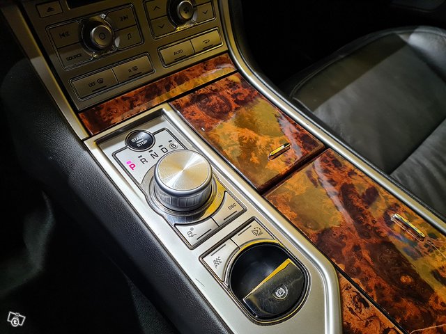Jaguar XF 8