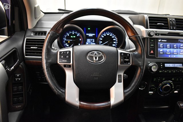 Toyota Land Cruiser 16