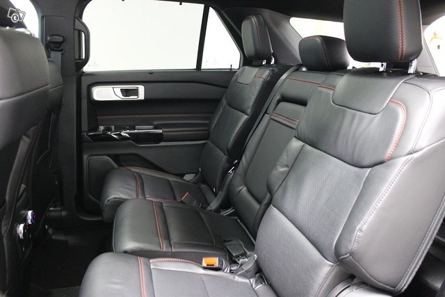 Ford Explorer 8