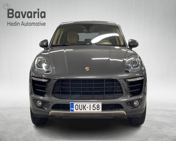 PORSCHE Macan 4