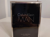 Calvin Klein man hajuvesi muoveissa yhä