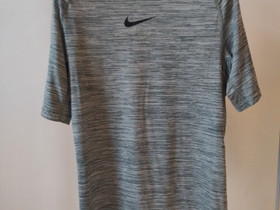 Nike, Vaatteet ja kengät, Pori, Tori.fi Nike, Vaatteet ja kengät, Pori, Tori.fi