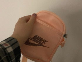 Nike pikkulaukku, Laukut ja hatut, Asusteet ja kellot, Vantaa, Tori.fi Nike pikkulaukku, Laukut ja hatut, Asusteet ja kellot, Vantaa, Tori.fi