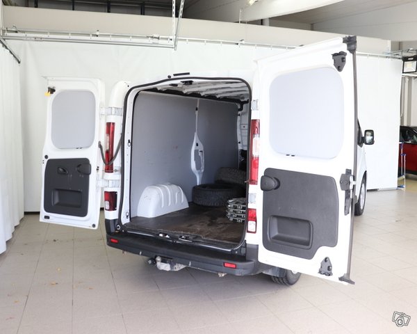 Nissan NV300 12