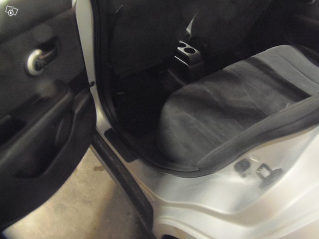 Nissan Tiida 9