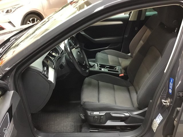 VOLKSWAGEN PASSAT 8