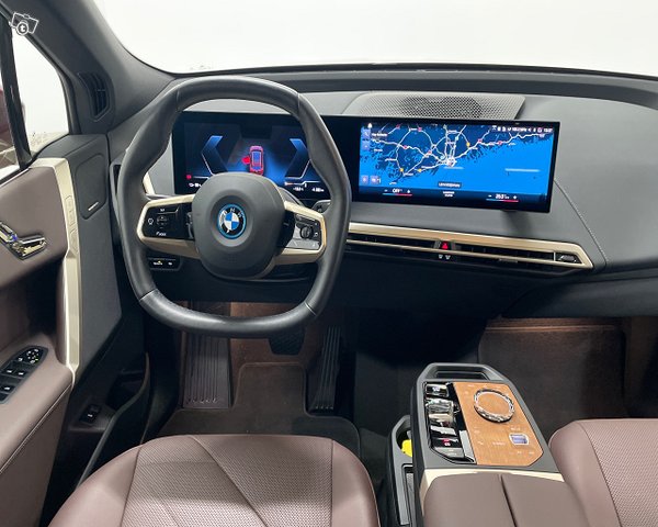 BMW IX 8