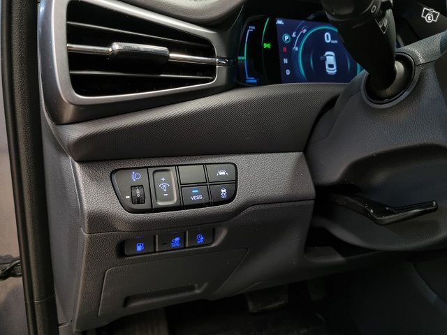 Hyundai IONIQ Plug-in 12