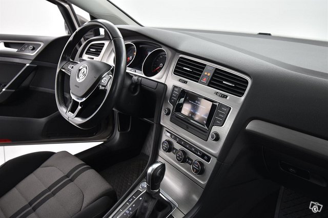 VOLKSWAGEN Golf 17