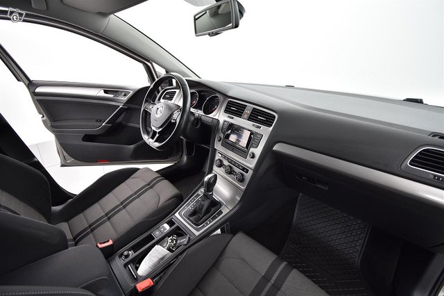 VOLKSWAGEN Golf 22