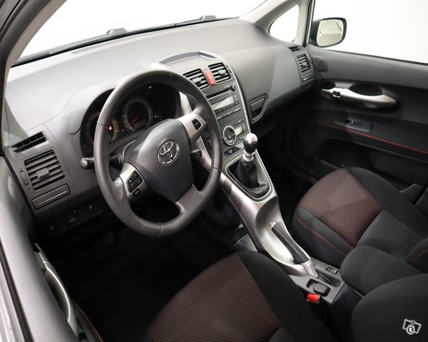 Toyota Auris 11