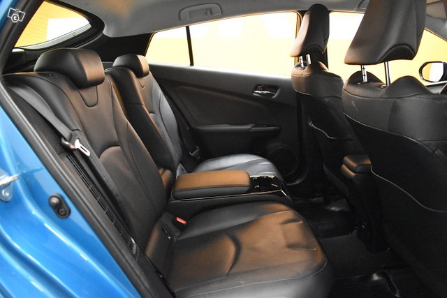 Toyota PRIUS PHEV 11