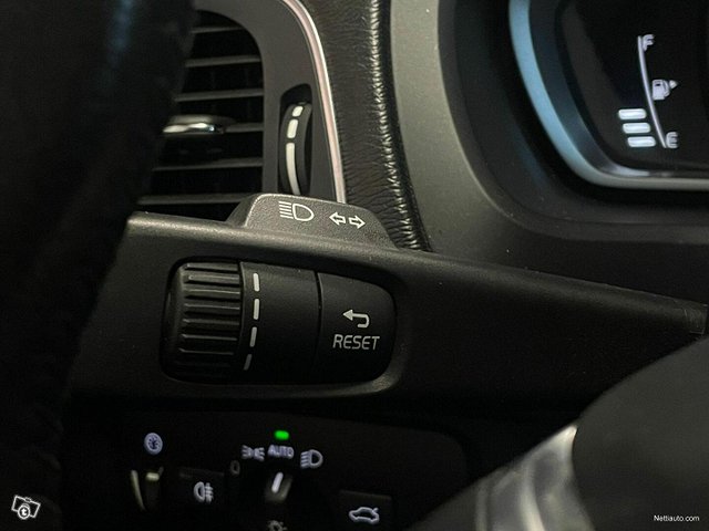 Volvo V40 11