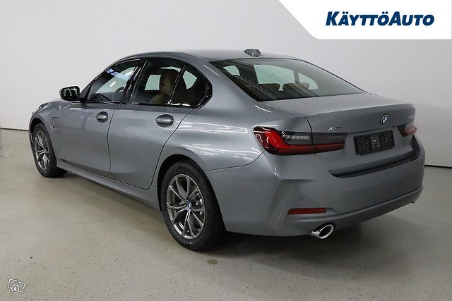 BMW 330e 5
